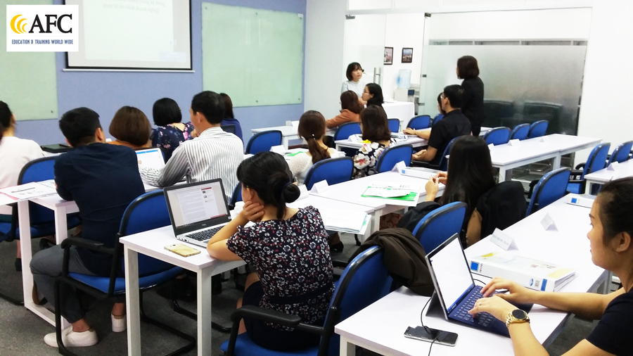 Học viên CFO K26 phát biểu ý kiến trong buổi học