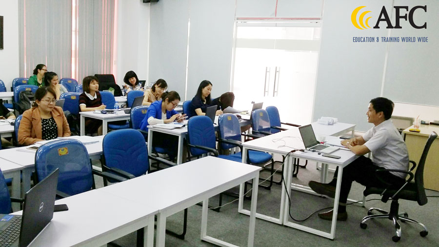 PGS.TS Đặng Đức Sơn trao đổi kiến thức cùng học viên