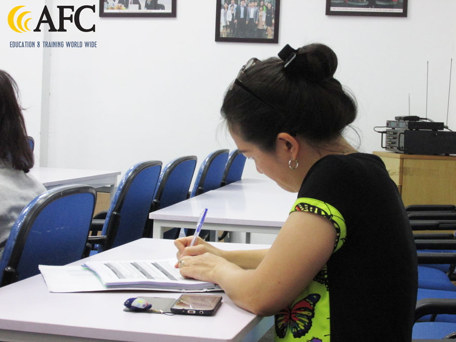 Học viên chăm chú thực hành Casestudy trong buổi học