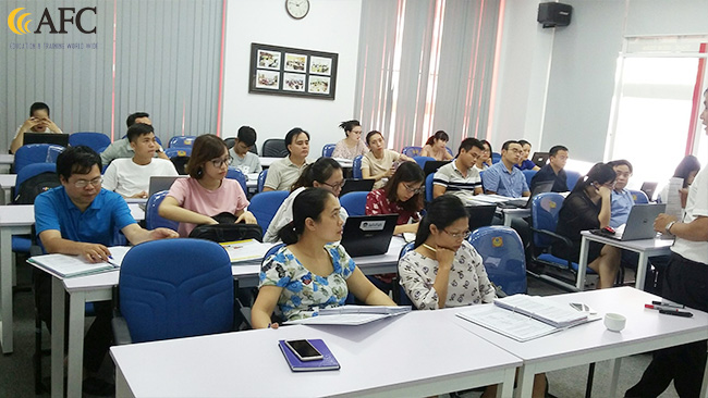 Các học viên đều tập trung cao độ, nghiêm túc nghiên cứu
