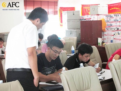 Chuyên gia Đặng Đức Sơn hướng dẫn học viên thực hành phân tích và quản trị dòng tiền