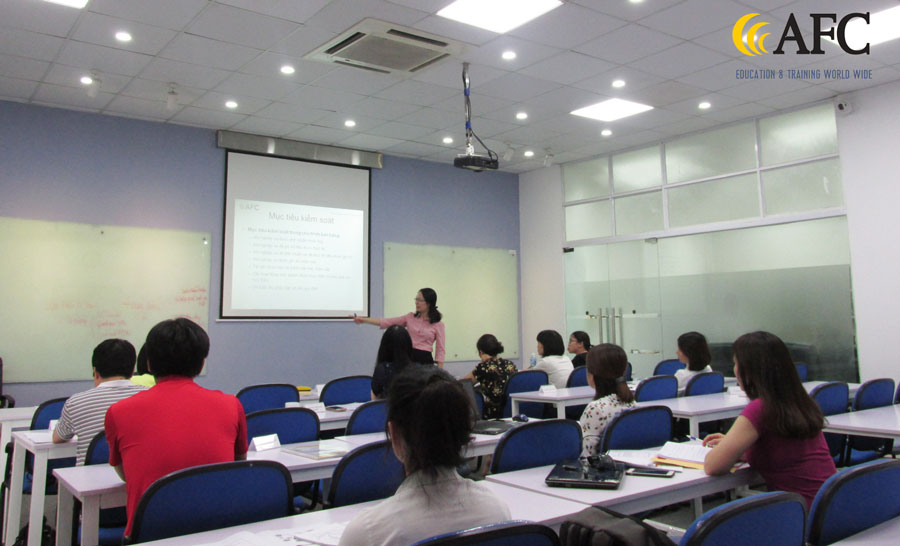 Chuyên gia Nguyễn Thị Hương Liên giảng dạy lớp Kiểm soát nội bộ ngày 27/5