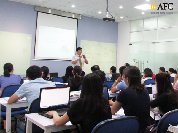PGS.TS Đặng Đức Sơn đồng hành cùng các Giám đốc Tài chính tương lai trong buổi học