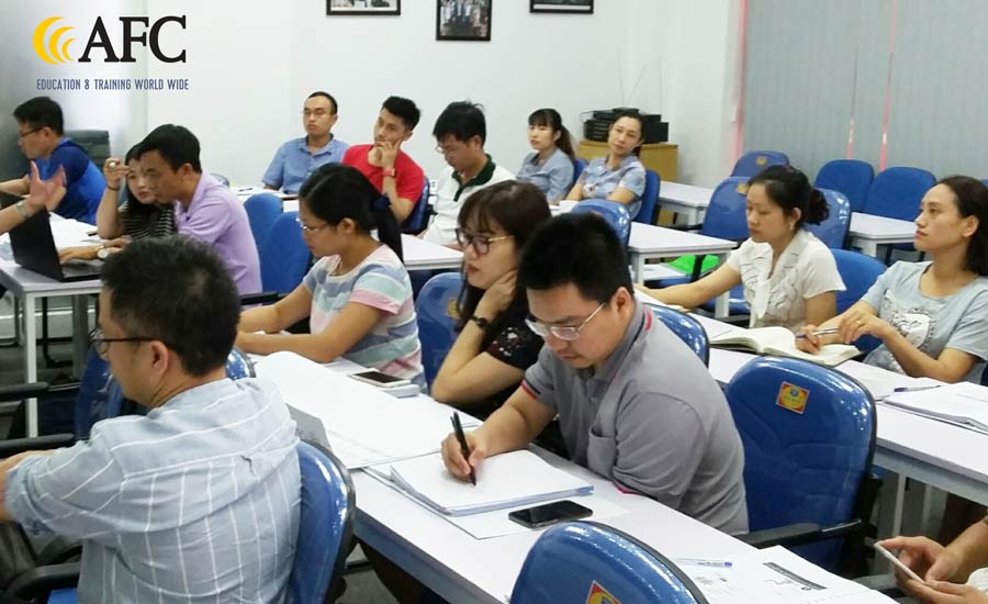 Học viên thực hành trong buổi học Quản trị dòng tiền