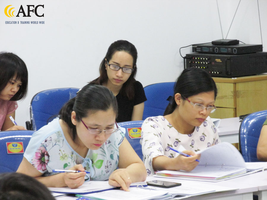 Sự chăm chú nghiên cứu của học viên lớp CFO