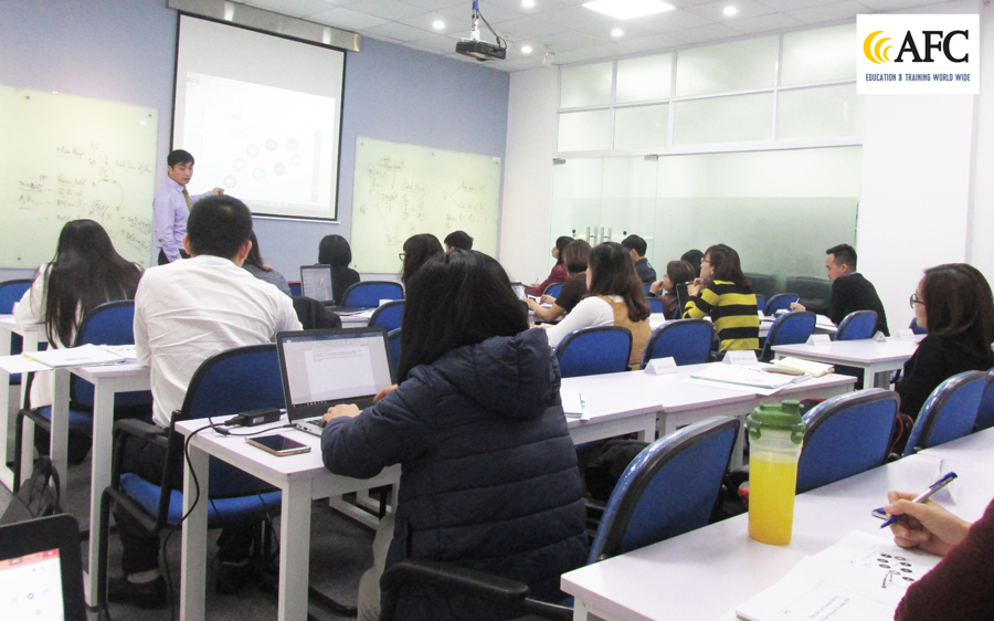 Học viên CFO K26 thực hành Quản trị dòng tiền cùng PGS.TS Đặng Đức Sơn
