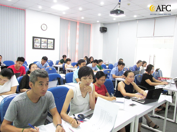 Học viên CFO chăm chú, tập trung trong buổi học