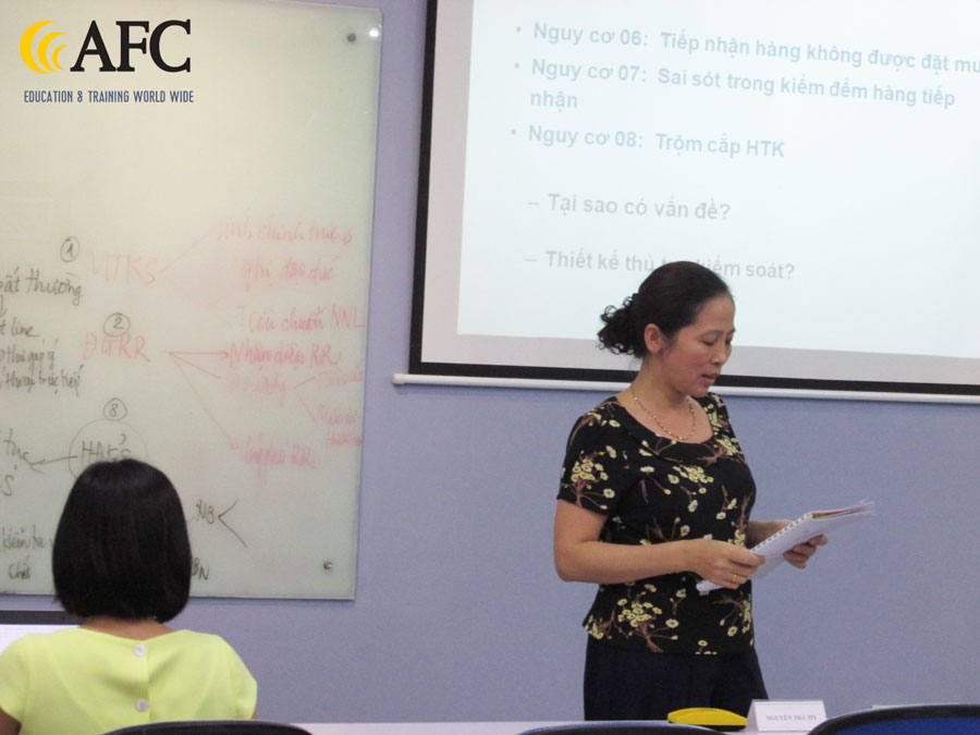 Học viên Kiểm soát nội bộ thảo luận trong buổi học