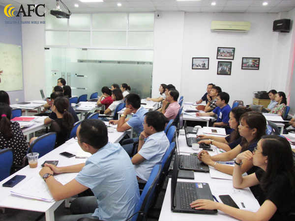 Học viên lớp CFO chăm chú nghiên cứu và thực hành lập kế hoạch tài chính doanh nghiệp