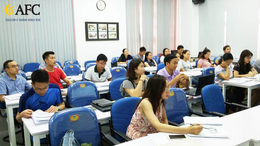 Học viên lớp Giám đốc Tài chính tập trung cao độ trong buổi học