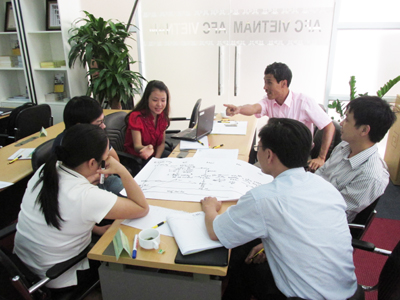 Các học viên đang thảo luận về vai trò của phụ trách sản xuất trong kiểm soát doanh nghiệp