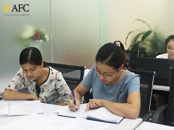 Học viên Kiểm soát nội bộ tập trung nghiên cứu trong buổi học