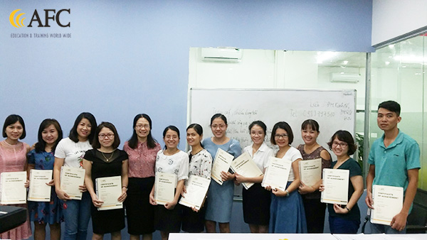 Chuyên gia Nguyễn Thị Hương Liên giảng dạy lớp ngày 11/8 và trao chứng chỉ Kiểm soát nội bộ