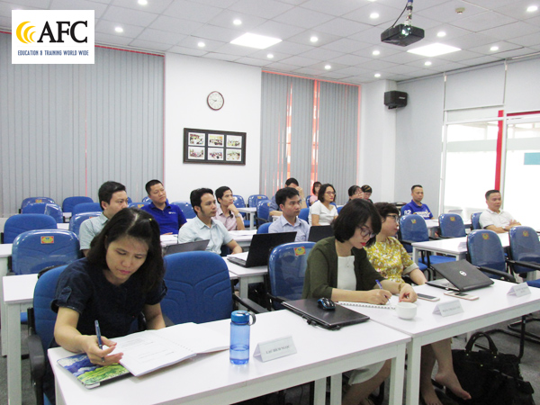 Học viên có mặt đông đủ tại buổi học Kỹ năng tài chính dành cho nhà quản lý