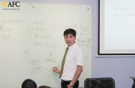 Chuyên gia PGS.TS Đặng Đức Sơn giảng dạy trong buổi học này