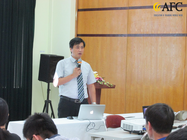 PGS.TS Đặng Đức Sơn đồng hành cùng học viên Vicem trong khóa học này