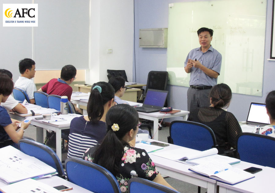 PGS.TS Nguyễn Văn Định đồng hành cùng lớp CFO tại buổi học